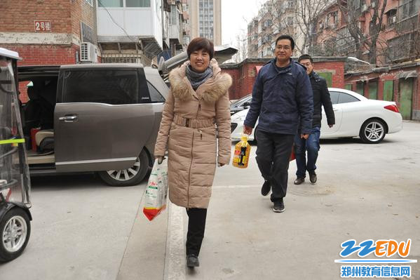 郑州九中新年慰问团走访慰问离退休老干部和生活困难职工