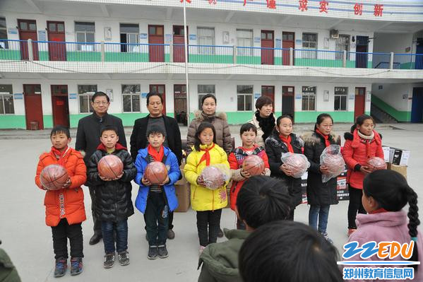 郑州九中向孙庄希望小学捐赠文体用品