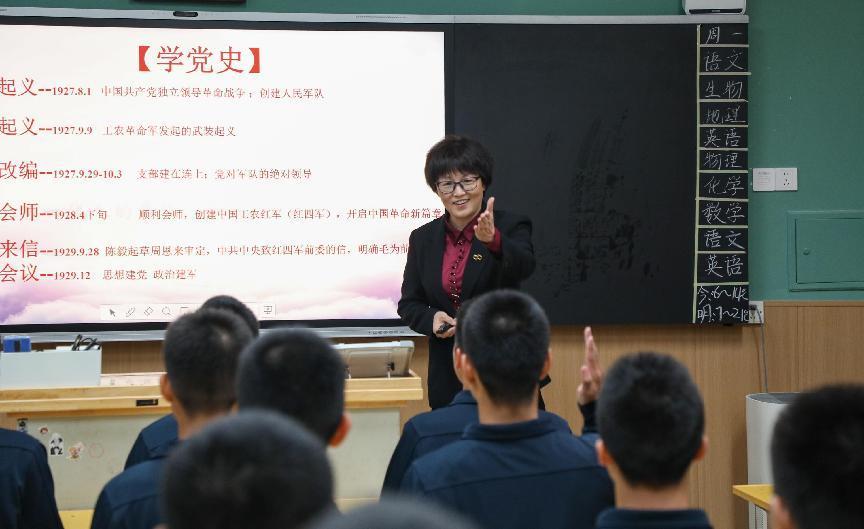 学生踊跃发言