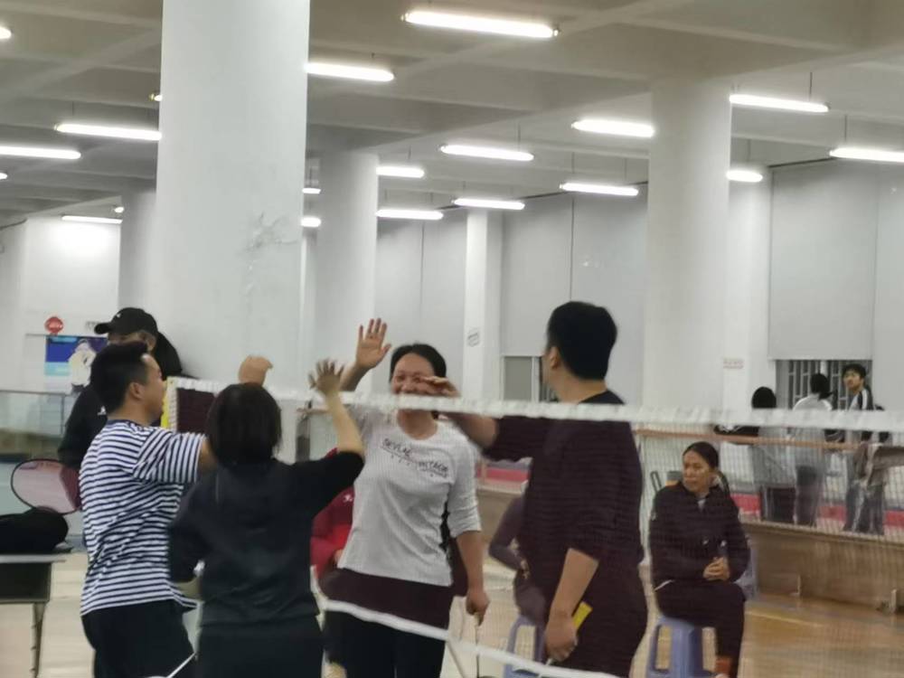C:\Users\stefa\Desktop\羽毛球比赛新闻\羽毛球比赛新闻\图5庆祝胜利的一刻.jpg