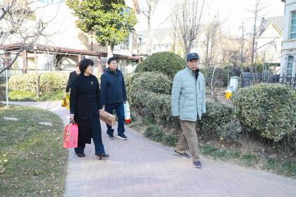 “新春走访慰问 情暖退休教师”——郑州市第九中学为退休老干部送上新春祝福