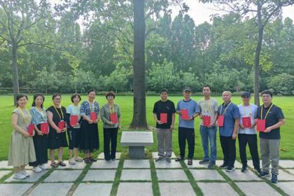 焦桐树下话传承 奋斗路上践初心 ——中共郑州市第九中学委员会开展学习焦裕禄精神党员活动