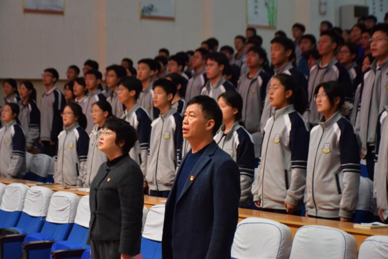 2.仪式在庄严的国歌中拉开帷幕