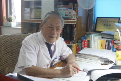 大医铸精诚 杏林不老松——向全国道德模范张效房学习