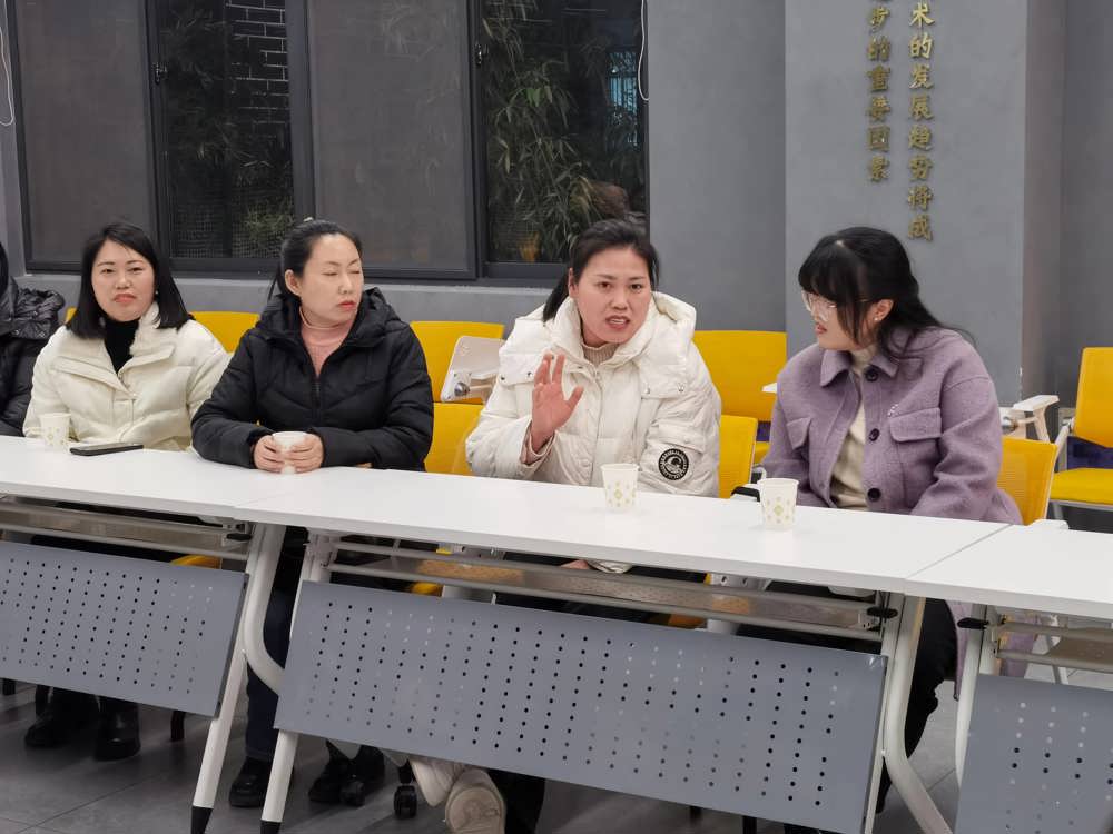 4家长们认真讨论