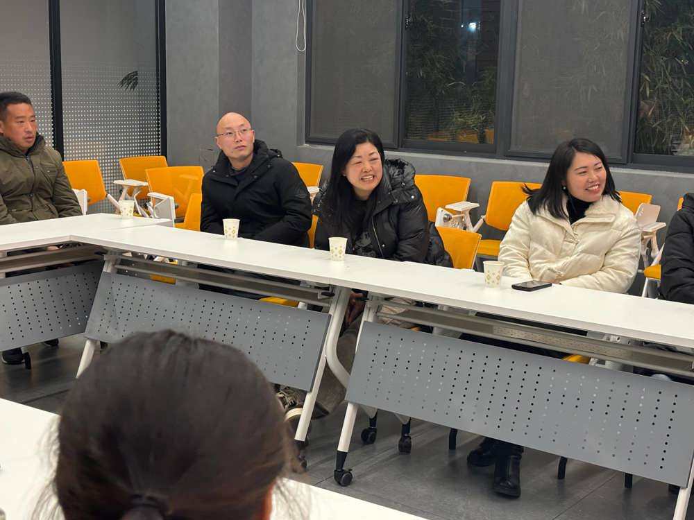 3家长代表为学校发展献言献策