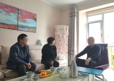 新春送暖意 关怀润桑榆——郑州九中开展春节慰问离退休教师活动