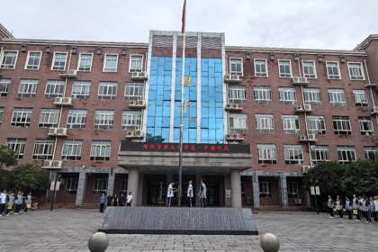 复盘反思强根基，表彰先进启新程——郑州九中高一年级举行升旗仪式暨期中表彰大会