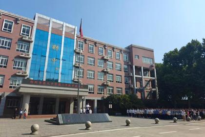 铭记九一八，青春担使命——郑州市第九中学高二年级举行升旗仪式 