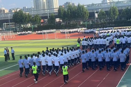 以奔跑致敬历史，用坚持书写青春——郑州市第九中学第15轮校园马拉松起跑！