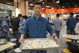 冬至海航班包饺子